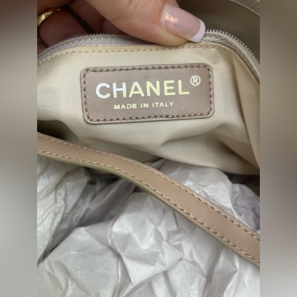 Chanel Traveline Beige Leather Women's Bag - Picture 3 of 17